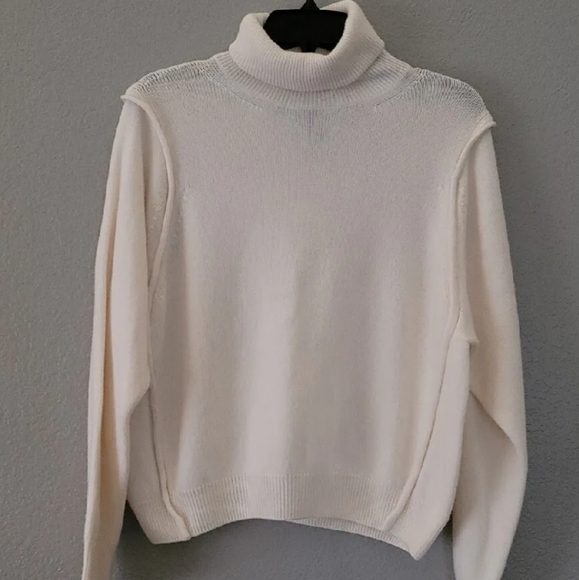 💫Fuzzi Soft White Turtleneck Sweater 💫 - Picture 3 of 9